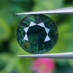 พลอย เขียวส่อง Green Sapphire 5.11 กะรัต (Cts.) ดิบ (Unheated) พร้อมใบเซอร์ (With Certificate) พลอยแท้ อัญมณีมงคลประจําวันเกิด เครื่องประดับพลอย