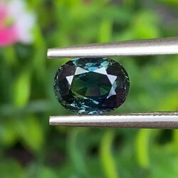 พลอย เขียวส่อง Green Sapphire 1.34 กะรัต (Cts.) ดิบ (Unheated) พลอยแท้ อัญมณีมงคลประจําวันเกิด เครื่องประดับพลอย