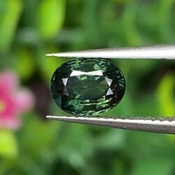พลอย เขียวส่อง Green Sapphire 1.05 กะรัต (Cts.) พลอยแท้ อัญมณีมงคลประจําวันเกิด เครื่องประดับพลอย