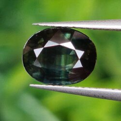 พลอย เขียวส่อง Green Sapphire 1.69 กะรัต (Cts.) ดิบ Unheated พลอยแท้ อัญมณีมงคลประจําวันเกิด เครื่องประดับพลอย