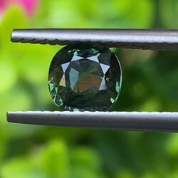 พลอย เขียวส่อง (ฺGreen Sapphire) 1.06 กะรัต (Cts.) พลอยแท้ อัญมณีมงคลประจําวันเกิด เครื่องประดับพลอย