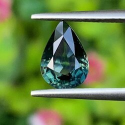 พลอย แซปไฟร์สีน้ำเงินอมเขียว Teal Sapphire 1.38 กะรัต (Cts.) ดิบ Unheated พร้อมใบเซอร์ พลอยแท้ อัญมณีมงคลประจําวันเกิด เครื่องประดับพลอย