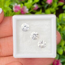 พลอย เพทาย Natural Zircon 3.27 กะรัต (Cts.) 3 เม็ด (Pcs.) พลอยแท้ อัญมณีมงคลประจําวันเกิด เครื่องประดับพลอย