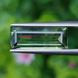 พลอย เขียวส่อง (ฺGreen Sapphire) 3.97 กะรัต (Cts.) พลอยแท้ อัญมณีมงคลประจําวันเกิด เครื่องประดับพลอย