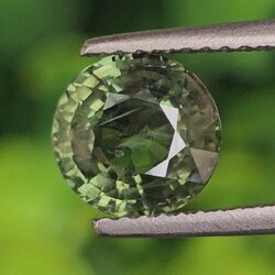 พลอย เขียวส่อง (Green Sapphire) 2.07 กะรัต (Cts.) พลอยแท้ อัญมณีมงคลประจําวันเกิด เครื่องประดับพลอย