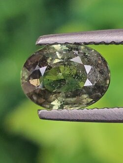 พลอย เขียวส่อง Green Sapphire 2.18 กะรัต (Cts.) พลอยแท้ อัญมณีมงคลประจําวันเกิด เครื่องประดับพลอย