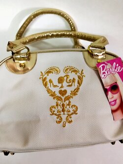กระเป๋าสีขาวครีม กระเป๋าถือ กระเป๋าคล้องไหล่ ปักลายบาร์บี้ Barbie สีทอง ด้านในเป็นผ้าซับสีชมพู สีครีม ขนาดประมาณ17 cm.*27cm.*11.5 cm. ของแท้ ,ใหม่ มีป้าย