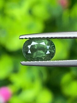 พลอย เขียวส่อง Green Sapphire 1.24 กะรัต (Cts.) พลอยแท้ อัญมณีมงคลประจําวันเกิด เครื่องประดับพลอย