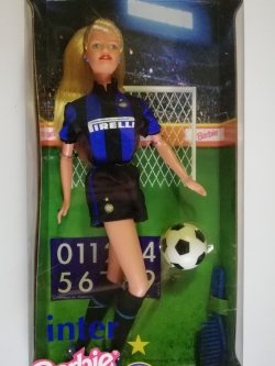 ของสะสมเก่า Special Edition-Inter Barbie ตุ๊กตาบาร์บี้ Barbie วินเทจ ของแท้จาก Mattel ใส่ชุดเตะบอลสีน้ำเงินในกล่องพร้อมอุปกรณ์ **กล่องมีตำหนิ ตามภาพ