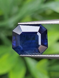 พลอย ไพลินสีพิเศษ รอยัลบลู Royal Blue Sapphire 3.52 กะรัต (Cts.) พร้อมใบเซอร์