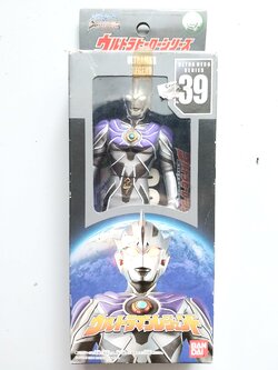 มือ2 สภาพเก่าเก็บในกล่องพร้อมการ์ด มีหลายภาพ,ซอฟ6.5นิ้.ว อุลตร้าแมน เลเจ้นต์ ร่างรวมของอุลตร้าแมนคอสมอส กับ อุลตร้าแมนจัสตีส สภาพดี