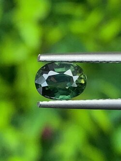 พลอย เขียวส่อง Green Sapphire 1.09 กะรัต (Cts.) พลอยแท้ อัญมณีมงคลประจําวันเกิด เครื่องประดับพลอย