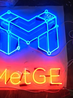 ป้ายไฟนีออดัด M the Metge