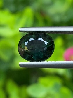 พลอย เขียวส่อง Green Sapphire 2.25 กะรัต (Cts.) ดิบ Unheated พลอยแท้ อัญมณีมงคลประจําวันเกิด เครื่องประดับพลอย