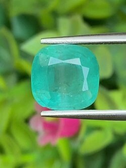 พลอย มรกต Natural Emerald แซมเบีย 4.03 กะรัต (Cts.) พร้อมใบเซอร์ พลอยแท้ อัญมณีมงคลประจําวันเกิด เครื่องประดับพลอย