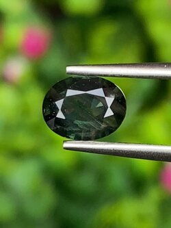 พลอย เขียวส่อง Green Sapphire 1.08 กะรัต (Cts.) ดิบ Unheated พลอยแท้ อัญมณีมงคลประจําวันเกิด เครื่องประดับพลอย