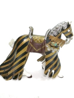 ฟิกเกอร์ยางตัน ม้าในชุดออกรบ ของอัศวิน (เฉพาะม้า) ขนาดตามรูป สภาพดี มีรอยบ้าง