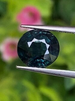 พลอย เขียวส่อง (Green Sapphire) 2.07 กะรัต (Cts.) ดิบ (Unheated) พลอยแท้ อัญมณีมงคลประจําวันเกิด เครื่องประดับพลอย