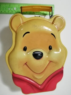 กล่องสังกะสีลาย วินนี่ เดอะ พูห์ มีช่องเป็นกระปุกออมสิน**ตัวล๊อกชำรุด มีตำหนิ โปรดตรวจสอบทุกภาพ, Winnie the Pooh box pooh, lock damaged