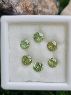 พลอย ดีแมนทรอยด์ การ์เน็ต Demantoid Garnet 2.10 Cts. 6 เม็ด (Pcs.) ดิบ Unheated พลอยแท้ อัญมณีมงคลประจําวันเกิด เครื่องประดับพลอย