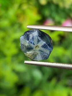 ก้อนผลึก ไพลิน ทราปิเช่ Trapiche Blue Sapphire Raw 5.17 กะรัต (Cts.) พลอยแท้ อัญมณีมงคลประจําวันเกิด เครื่องประดับพลอย