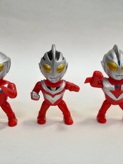 มีหลายภาพ,เซ็ทอุลตร้าแมน งานพลาสติก งานเก่าเรทโทร ไม่มีตัวปั๊ม ขนาดตามรูป มีอุลตร้าแมนคอสมอส,อุลตร้าแมนไกอา และอุลตร้าแมนทีก้า ค่อนข้างหายากงานเก่าสภาพดีมีรอย มีตำหนิบ้าง