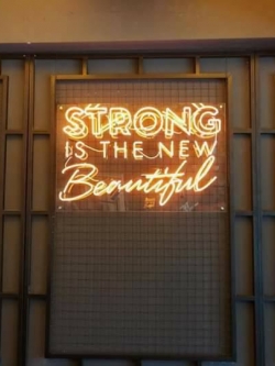 ป้ายไฟนีออน วางบนอคิลิคใส - STRONG IS THE NEW Beautiful.
