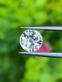 พลอย ไวท์ แซฟไฟร์ (White/Colorless Sapphire) 1.06 กะรัต Cts. ดิบ Unheated พร้อมใบเซอร์ พลอยแท้ อัญมณีมงคลประจําวันเกิด เครื่องประดับพลอย