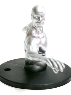 ของสะสม**มีตำหนิตามภาพ ท๊อปเปอร์ เดอะซิลเวอร์ เซิร์ฟเฟอร์ The Silver Surfer จากแฟนทาสติกโฟว์ Fantastic4 สภาพดี สูงราว12 ซม. พร้อมฐาน