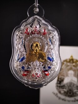 บริการเลี่ยมใสกันน้ำ มีหูพร้อมห้อยคอ (แบบห้อยคอ ขนาดพระไม่เกิน 5 เซนติเมตร) ** ลูกค้าส่งงานมาเลี่ยมที่ร้าน ระยะเวลาเลี่ยมประมาณ 3-5 วัน ไม่รวมระยะเวลาจัดส่ง **