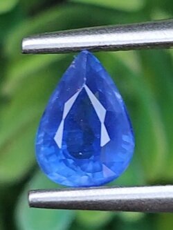 พลอย ไพลิน (Blue Sapphire) 1.04 กะรัต (Cts.) *สีพิเศษ คอนฟลาวเวอร์ บลู (Cornflower Blue) พลอยแท้ อัญมณีมงคลประจําวันเกิด เครื่องประดับพลอย