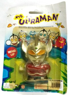 ของสะสม งานสะสมเก่าเก็บ แพคมีรอยยับและงอบ้างตามสภาพ ตุ๊กตาไขลาน อุลตร้าแมนทาโร่ Wind up doll, Ultraman Taro,Thai made,Copy right Tiga and Chaiyo 2001 งานคนไทยลิขสิทธิ์บ.ไทก้า และไชโยฯ ปี2001 สิบแปดปีมาแล้ว ปัจจุบันหายากมาก และอยู่ในแพคแบบนี้ แทบไม่ค่อยได้