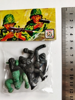 ของเล่นเก่า ของสะสมเรโทร ตุ๊กตุ่นคิงคองพลาสติกท่าทางต่างๆในแพ็คเก่าเดิมๆ แพ็คละ 3 ตัว สีดำ-เขียว