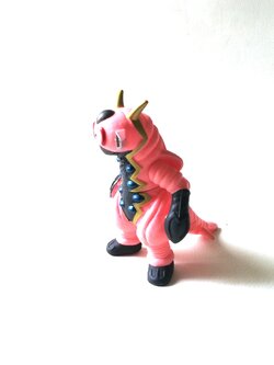 มินิซอฟ3.5นิ้ว โมโมชาก้อน **มีรอยเล็กน้อยที่เท้า สัตว์ประหลาดจากอุลตร้าแมนไนซ์ ตัวเล็ก ลงสีสวย หาพบยาก ไม่ค่อยพบทั่วไป