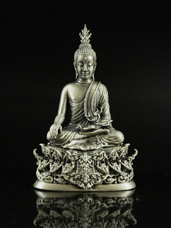 พระกริ่งพุทธมีสุขยกฐานะ เนื้อเงินซาติน