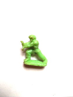 ตุ๊กตาแถมขนมโอเดงย่า ริว จาก สตรีทไฟเตอร์ ตัวเล็กขนาด 1 นิ้ว มีฐาน สีเขียว งานเก่าเก็บ