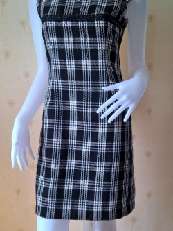 ชุดเดรส สีดำลายสก๊อต ผ้าทอ คอกว้าง แต่งรอบอกด้วยลูกไม้ดำ ผูกริบบิ้นดำเล็กตรงกลางหน้าอก มีซับในและติดซิปหลัง