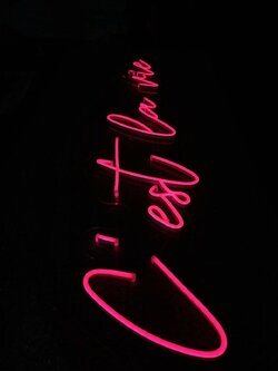 ป้ายไฟนีออนดัด LED แสงสีชมพู อะคริลิคใสรองหลัง