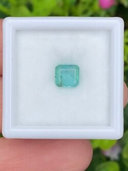 พลอย มรกต Natural Emerald แซมเบีย 0.79 กะรัต (Cts.) พลอยแท้ อัญมณีมงคลประจําวันเกิด เครื่องประดับพลอย