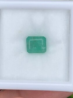 พลอย มรกต Natural Emerald แซมเบีย 1.29 กะรัต (Cts.) พลอยแท้ อัญมณีมงคลประจําวันเกิด เครื่องประดับพลอย