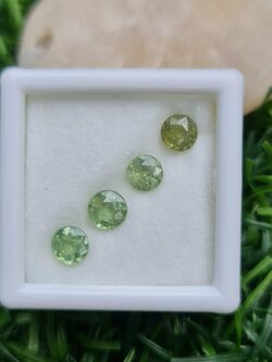พลอย ดีแมนทรอยด์ การ์เน็ต Demantoid Garnet 1.94 Cts. 4 เม็ด (Pcs.) ดิบ Unheated พลอยแท้ อัญมณีมงคลประจําวันเกิด เครื่องประดับพลอย