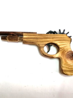 ของเด็กเล่น/ของสะสม ของเล่นจากละคร ปืนสั้น ใช้ยิงหนังยางของปลอมทำจากไม้ฉีดลาย ของเล่นจากภาพยนตร์เรื่อง 7ประจันบาน รุ่นสีน้ำตาลอ่อน เหมาะใช้สะสม วางโชว์