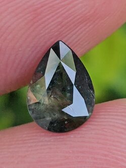 พลอย เขียวส่อง Green Sapphire 1.31 กะรัต (Cts.) ดิบ (Unheated) พลอยแท้ อัญมณีมงคลประจําวันเกิด เครื่องประดับพลอย