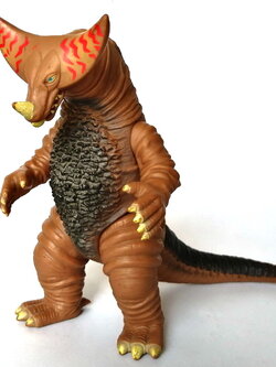 ซอฟขนาด7นิ้ว **มีตำหนิเล็กน้อยที่เขาและเล็บตามสภาพเวลา สัตว์ประหลาดโกโมร่า ศัตรูคู่อาฆาตตัวสำคัญอีกตัวหนึ่ง ในภาพยนตร์อุลตร้าแมน(1966) และออกมาปรากฏตัวอีกหลายครั้ง ซอฟสูง7นิ้ว และยาวจากหัวถึงหาง 21ซม.งานเก่าเก็บ สภาพดียังมีตัวแขวน ไม่มีแทค งานเก่าปี2000