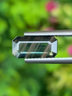 พลอย เขียวส่อง เขียวคาดแถบสีทอง Green (Golden) Sapphire 1.28 กะรัต (Cts.) ดิบ Unheated พร้อมใบเซอร์ พลอยแท้ อัญมณีมงคลประจําวันเกิด เครื่องประดับพลอย