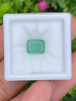 พลอย มรกต Natural Emerald แซมเบีย 1.80 กะรัต (Cts.) พลอยแท้ อัญมณีมงคลประจําวันเกิด เครื่องประดับพลอย