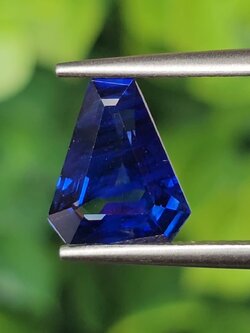 พลอย ไพลิน (Blue Sapphire) 2.02 กะรัต (Cts.) สีพิเศษ รอยัล บลู (Royal Blue) พร้อมใบเซอร์ พลอยแท้ อัญมณีมงคลประจําวันเกิด เครื่องประดับพลอย