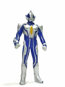 ซอฟ4นิ้ว ขนาดตามรูป ฮันเตอร์ไนท์ซุรุกิ( อุลตร้าแมนฮิคาริ ร่างใส่เกราะ) สภาพดี มีรอยบ้าง