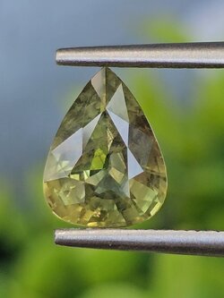 พลอย เขียวส่อง Green Sapphire 2.06 กะรัต (Cts.) ดิบ (Unheated) พลอยแท้ อัญมณีมงคลประจําวันเกิด เครื่องประดับพลอย