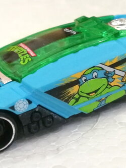 ของสะสม รถเหล็ก จาก ฮอทวีลส์ สีฟ้า พิมพ์ลายนินจาเต่า **ไม่มีแพ็ค ใต้ท้องรถมีตำหนิ ตามภาพ Die cast car, Hotwheels, Ninja Turtle printed